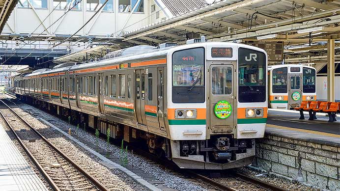 211系に「ぐんまちゃん×この夏のリトリート」オリジナルヘッドマーク