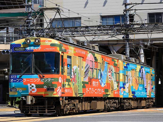 京阪大津線の「佛教大学O.L.C」ラッピング電車が新デザインに
