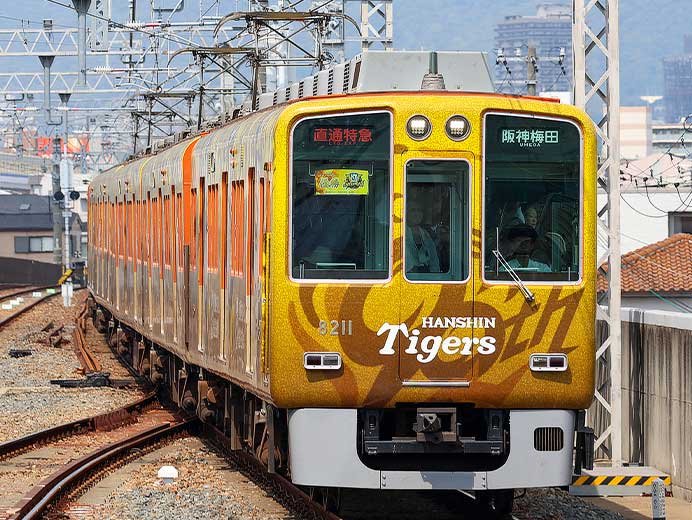 阪神で「タイガース」リーグ優勝記念副標掲出｜鉄道ニュース｜2025年9