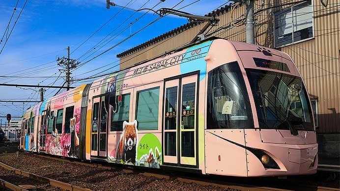 福鉄にレッサーパンダのラッピング列車が登場