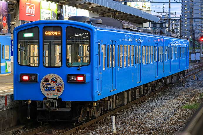 近江鉄道で「ガチャフェス2025」ヘッドマーク取り付け