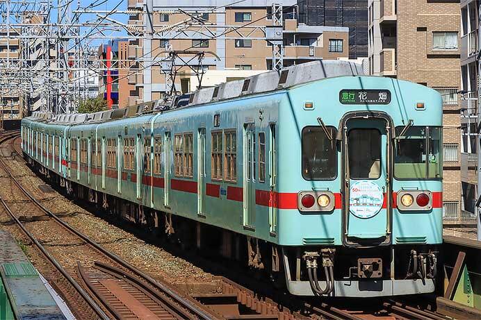 西鉄5000形に運行開始50周年記念ヘッドマーク