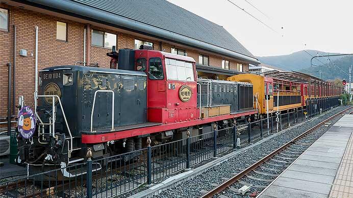 嵯峨野観光鉄道で「HAPPY HALLOWEEN」ヘッドマーク