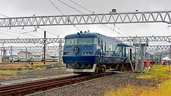 「WEST EXPRESS銀河」が新宮駅で展示される