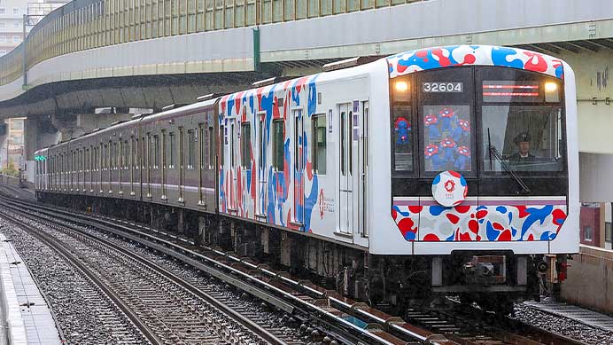 谷町線の万博ラッピング車が中央線を走行