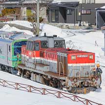 E493系が甲種輸送される