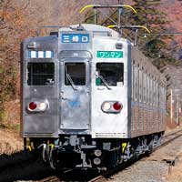秩父鉄道5000系5003編成の前面の青帯が剝がされる