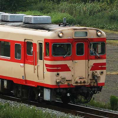 オレンジカードJR四国　夜の高松駅にたたずむ旧国鉄色急行形気動車キハ65　使用済 backend=imagemagick;version=1;
