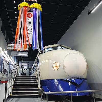 鉄道博物館 0系新幹線（21-2）展示棟内にくす玉｜鉄道ニュース｜2009年