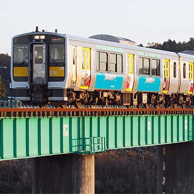 水郡線で観光PRのラッピング列車｜鉄道ニュース｜2012年12月5日掲載