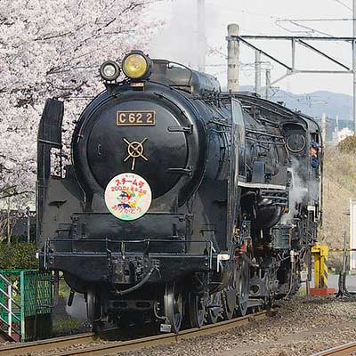 梅小路蒸気機関車館でC62 2とC57 1が並走｜鉄道ニュース｜2013年4月2日