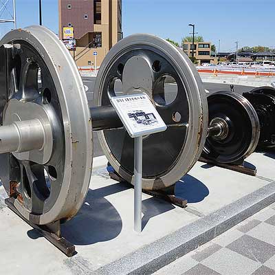 蓮田駅西口にD51 484・115系の車輪展示｜鉄道ニュース｜2013年4月10日