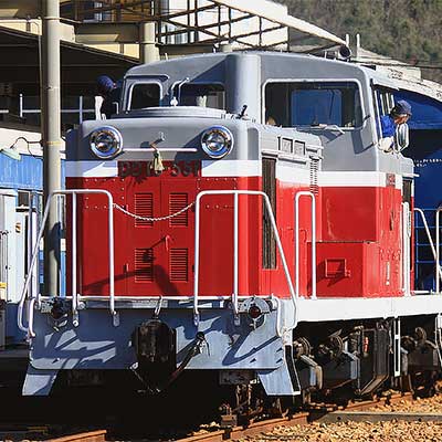 片上鉄道（〜小坂鉄道）のDD13 551が展示走行｜鉄道ニュース