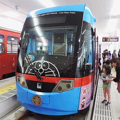万葉線高岡駅電停で「ドラえもんトラム」展示｜鉄道ニュース