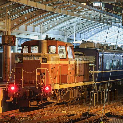 高松運転所に留置されていた，客車とキロハ186が多度津工場へ｜鉄道