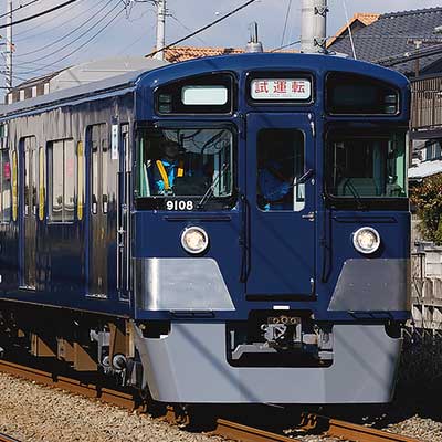 西武9000系9108編成が青色一色に塗装変更され出場｜鉄道ニュース