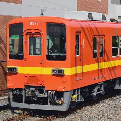 東武鉄道8000系「昭和30年代の標準色リバイバルカラー」編成が営業運転