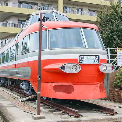 小田急開成駅前の「NSE」に「駅メモ！」のヘッドマーク｜鉄道