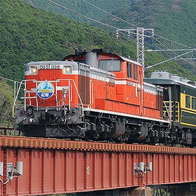 サロンカーなにわ」が紀勢本線に入線｜鉄道ニュース｜2018年10月16日