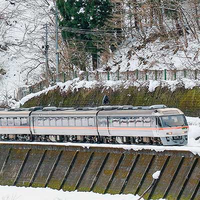 キハ84形300番台が2両連続で連結される｜鉄道ニュース｜2019年1月7日