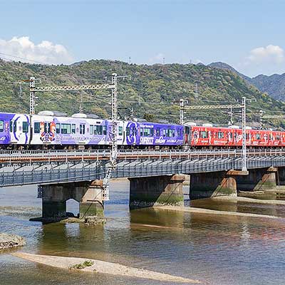 カープ」・「サンフレッチェ」応援ラッピング車両が併結して運用