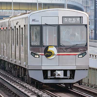 北大阪急行9000形に「ポールスターⅡ 5周年記念」ヘッドマーク｜鉄道