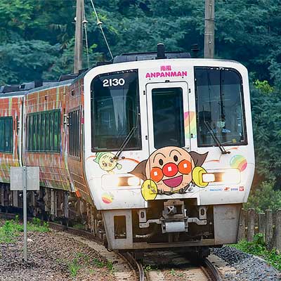 四国 2000系 アンパンマン号 オレンジ 2000系「土讃線アンパンマン列車オレンジ編成」が多度津へ｜鉄道
