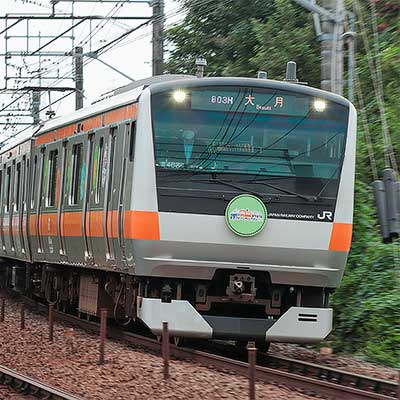 E233系「東京アドベンチャーライン」ラッピング編成が中央線で運転され 