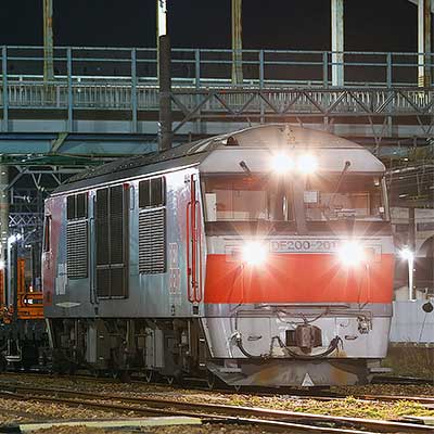 DF200-201がチキ7000形2両（チキ7051＋7052）をけん引｜鉄道