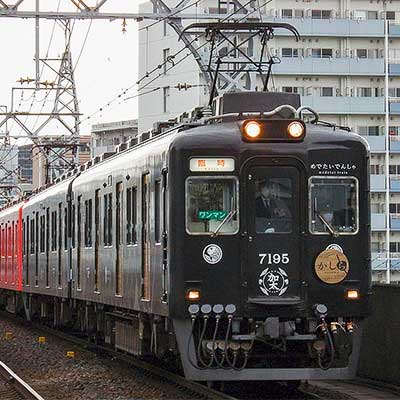 南海7100系「めでたいでんしゃ」8両編成が難波まで入線｜鉄道ニュース