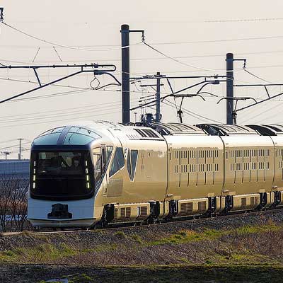 E001系（四季島） E001系四季島と583系 新旧寝台電車の並び - YouTube