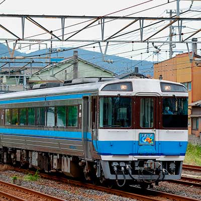 キハ185 高松→岡山 うずしお16号 運転士時刻表 特急“うずしお”9号，32号にキハ185系特急仕様の塗装パターン全種が連結