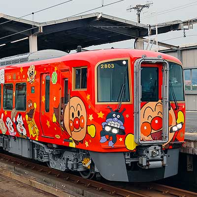 2700系2803（「あかいアンパンマン列車」ラッピング車）が営業運転に