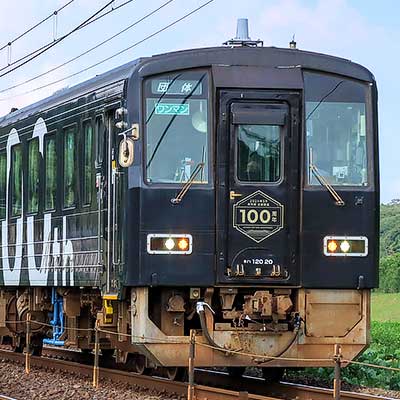 美祢線100周年ラッピング車両」の「さよなら乗車会」が行なわれる