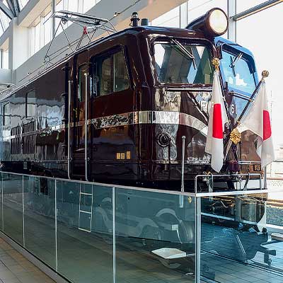 鉄道博物館で「EF58形61号電気機関車 お召飾り取り付け」｜鉄道