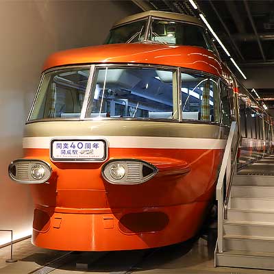 ロマンスカーミュージアムと開成駅前の「NSE」に開成駅40周年記念