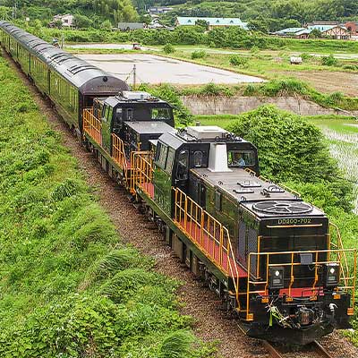 DD200形700番代の重連が「ななつ星in九州」をけん引｜鉄道ニュース