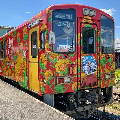 山形鉄道で「もっちぃ駅長2周忌＆しょこら駅長勇退」記念ヘッドマーク