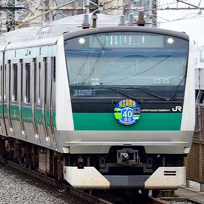 E233系7000番代ハエ117編成に埼京線開業40周年記念ヘッドマーク