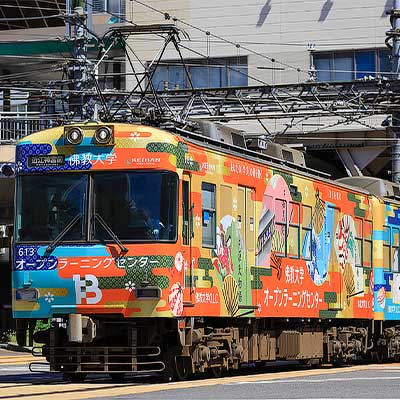 京阪大津線の「佛教大学O.L.C」ラッピング電車が新デザインに｜鉄道