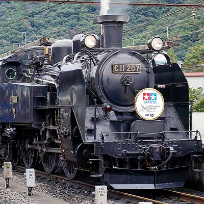 SL大樹」に「タミヤ・東武ワールドスクウェア」ヘッドマーク｜鉄道