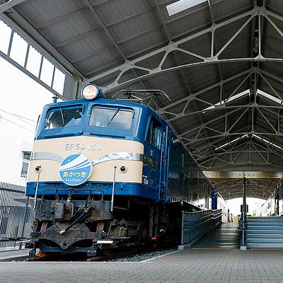 京都鉄道博物館所蔵のEF58 150に寝台特急“あかつき”のヘッドマーク