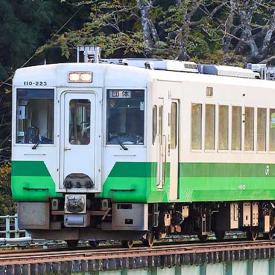 只見線でキハ110形復刻色による団臨運転