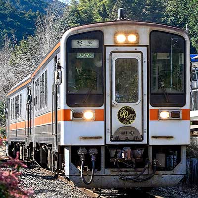 キハ11形に名松線開業90周年記念ロゴヘッドマーク｜鉄道ニュース｜2025