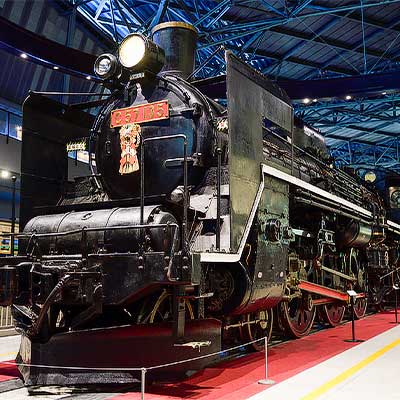 鉄道博物館で展示車両にお正月飾り